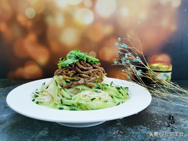 家常肉丝凉面，入伏凉面首选，记忆中的儿时味道，满满的烟火气