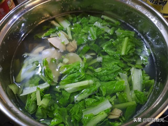 海南人最喜欢用这个熬汤，5块钱熬一大锅，汤鲜味美从不放味精