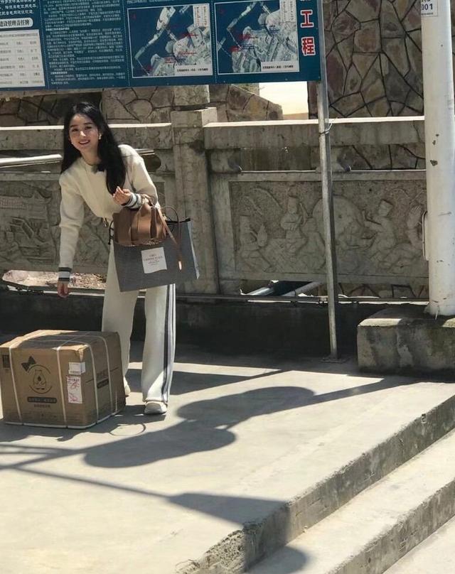 赵丽颖加入《中餐厅》，看完宿舍后，和颖宝的