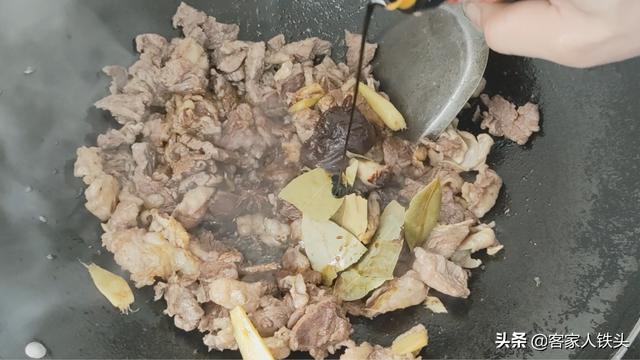 8月酸菜火了，和牛腩这样配一锅，广东人超爱吃，夏季开胃又下饭