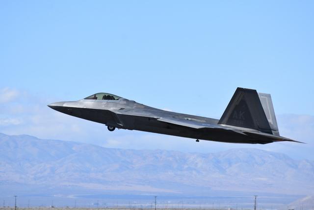 接近10架墜毀？F22雖強但頻頻出事，殲20順理成章摘得桂冠