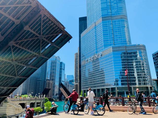 “我在美国亲历两次暴乱，身后是催泪瓦斯和橡