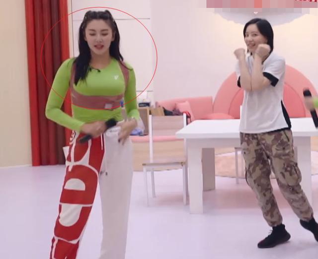 张雨绮带训练时“矫正背带”，当登台表演，看