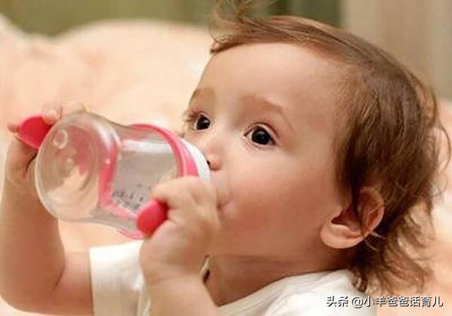 三伏天出汗多，各年龄段宝宝如何科学补水？这3点才是判断依据