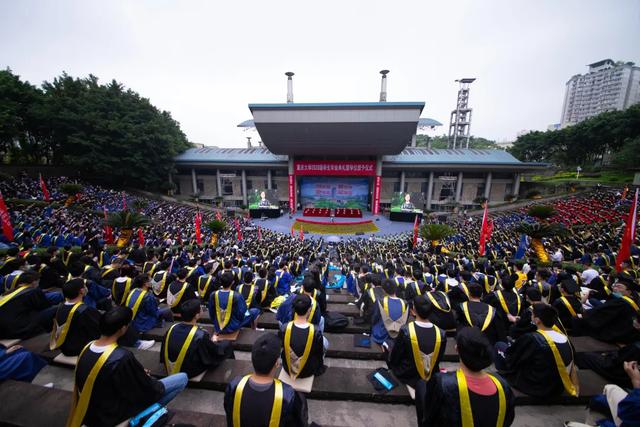 “复兴民族兮，誓作前锋”重庆大学的毕业典礼太感人……