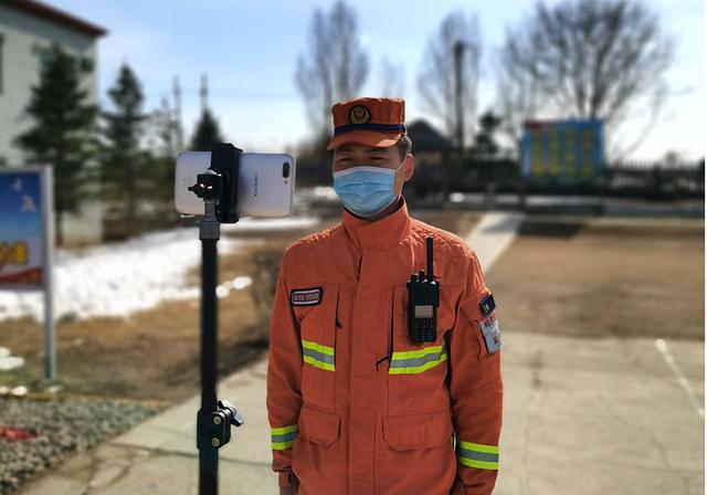 坚守在绿色林海中的火焰蓝