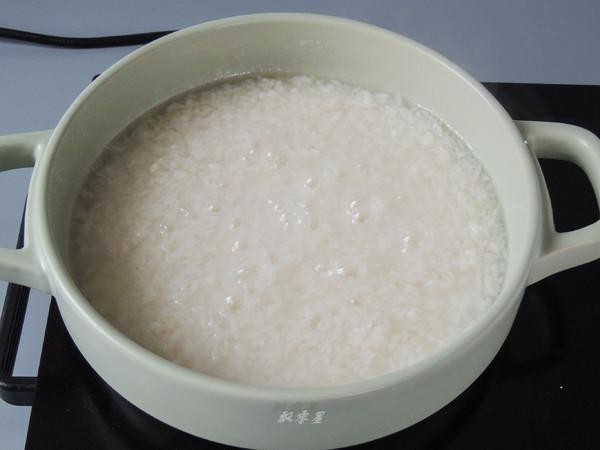 香肠煲仔饭很多人吃过不会做，教你简单做法，色泽金黄，香而不腻