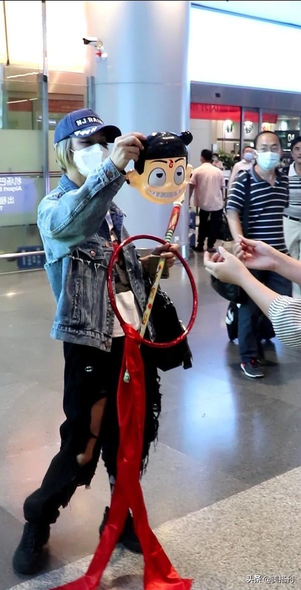 宁静|粉丝机场送宁静哪吒套装 拿乾坤圈混天绫摆pose