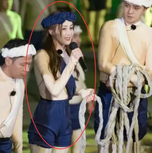 都说热巴的好身材太假了，当她穿上“无痕衣”