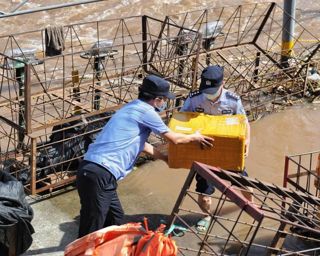 重庆|渝中警方紧急转移群众物资 力保“3号洪峰”安全过境