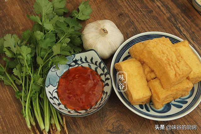 豆腐这做法老香了，外脆里嫩，蒜香浓郁，比肉都好吃，全家都爱
