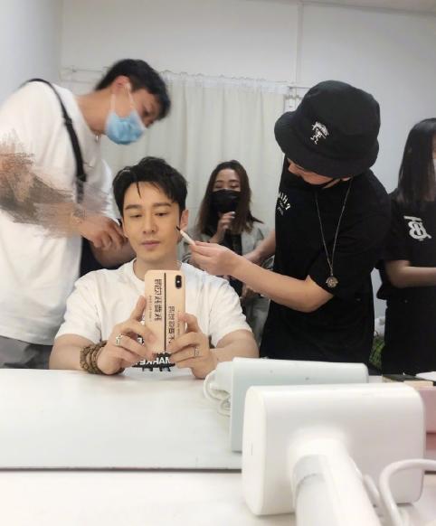 黄圣依带8个行李箱录《乘风破浪》，网友：富婆