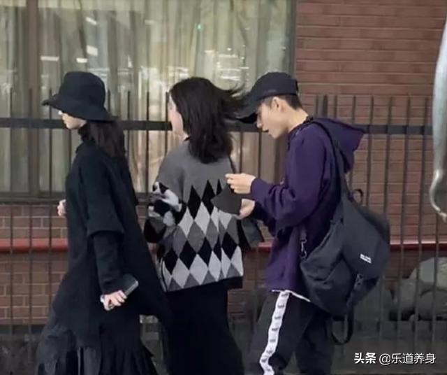 疑似|张一山宋妍霏疑似同居新 头戴黑色棒球帽装扮十分低调