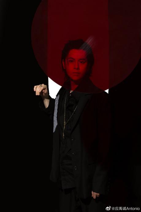 歌手演员应禹诚时尚大片曝光 解锁夏日最飒穿搭
