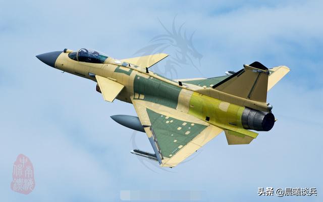 美媒夸赞歼10C：性能优异，F16V各方面都无法超越