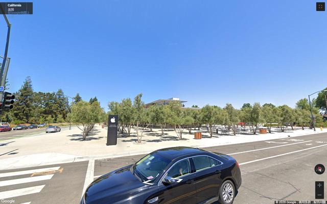 美国苹果公司总部，像是一个巨大的宇宙飞船停留在加州的地面上