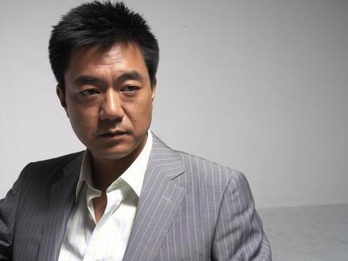 荧屏硬汉董勇，一心扑事业46岁结婚生女，对小9岁妻子一见钟情