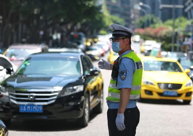 重庆|渝中警讯丨高温下，渝中交巡警战高温斗酷暑掠影