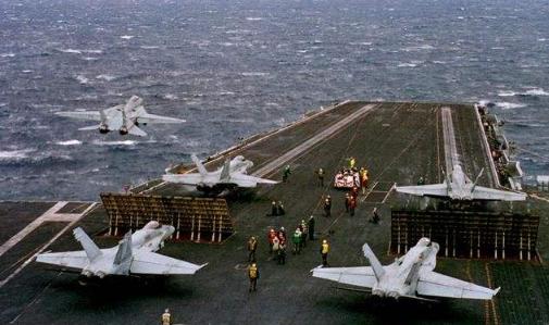 在海戰(zhàn)中，航母如果被擊沉，已經(jīng)起飛的艦載機該如何降落？