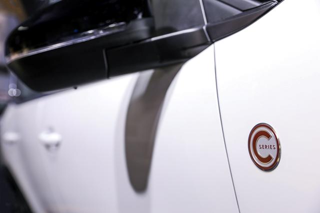 最大功率221kW，百公里加速7s，车友：这款插混四驱SUV有里有面