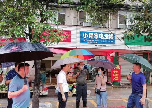 湖北武穴：暴雨猛袭，叶林和住建局党员干部下沉社区合力防汛