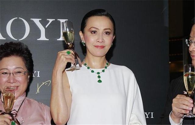 女明星有多爱喝酒？刘嘉玲聚会喝200万葡萄酒，