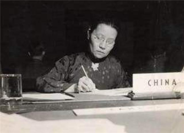 她曾一个月失去4位亲人，35岁当校长，88岁当副省