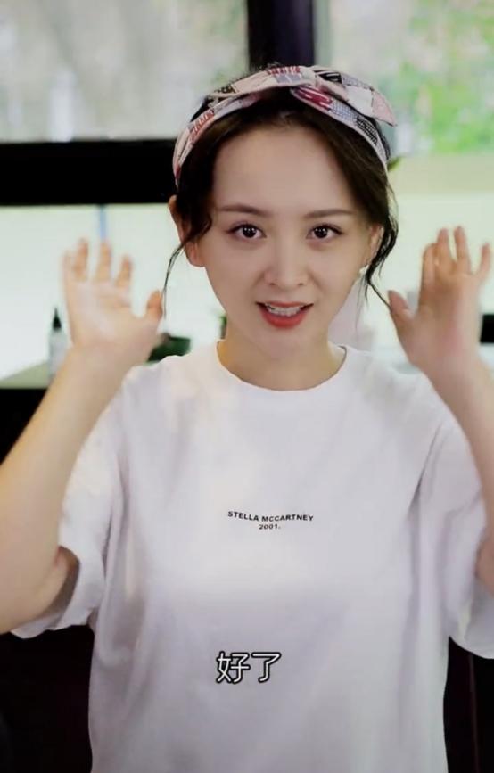 当妈的邓莎素颜太真实，虽然有点黑眼圈，但是