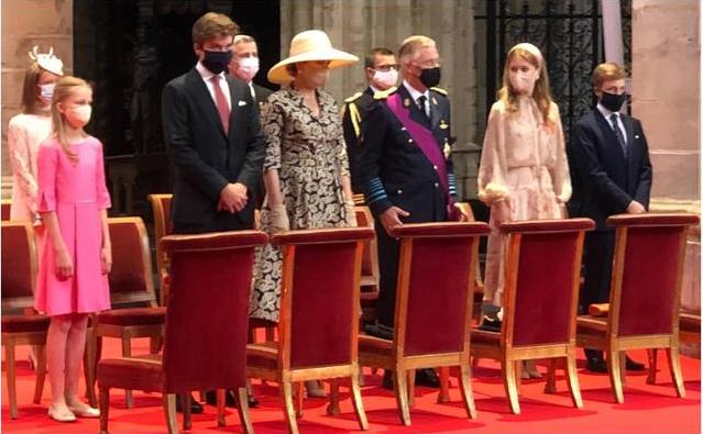 18岁伊丽莎白公主最新照，一袭碎花裙清新又出众，太有女王范儿了