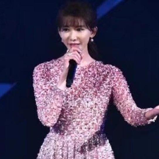 结婚仅一年，林志玲腰身粗壮，为生孩子重走伊