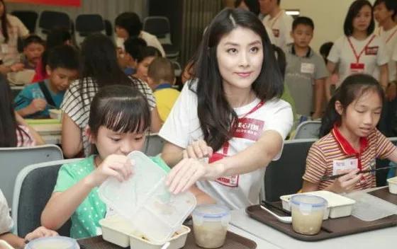 46岁陈慧琳近照曝光，与助理一同现身超市，打扮