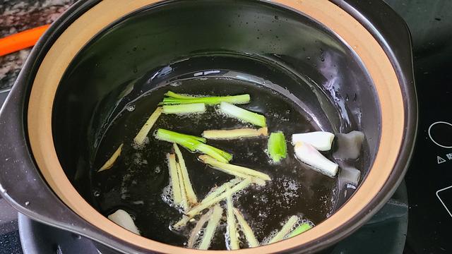鲜香美味的猪杂粥，广东人经常吃的一道美食，做早餐宵夜都不错