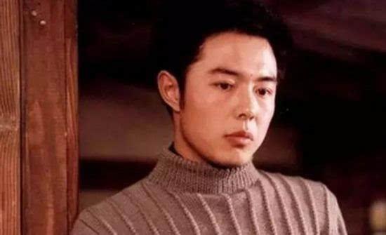 64岁的张铁林：曾有7段感情3个孩子，为何如今仍