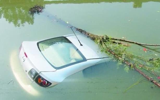 汽车落水后，为什么很多人都逃不出来？其实“逃生技巧”很简单