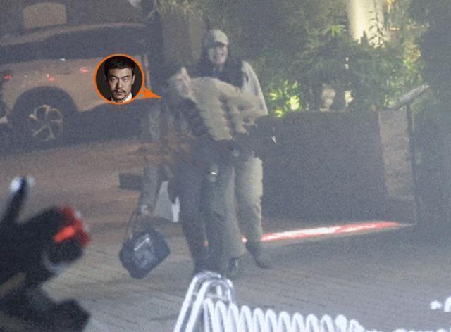 廖凡携老婆与友聚餐，席间热聊室内抽烟，饭毕当街搂肩牵手秀恩爱