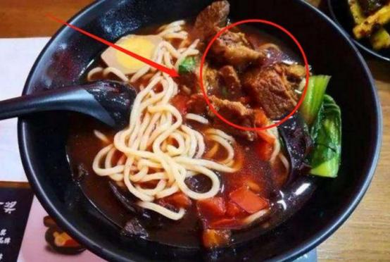 刘涛的面馆开业了，吃友点一碗“羊肉面”，结账时：反复确认价格