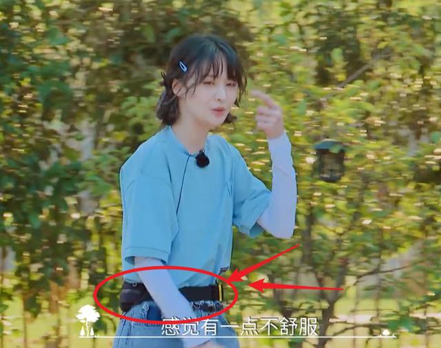 有种“时尚”叫郑爽的腰带，一条不够就用两条