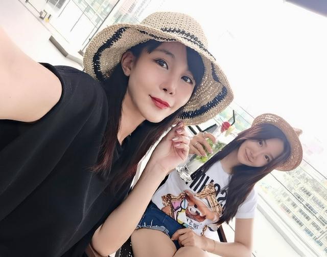 被骂了10年，“宁坐宝马哭不坐单车笑”的女孩现在过成了这样？