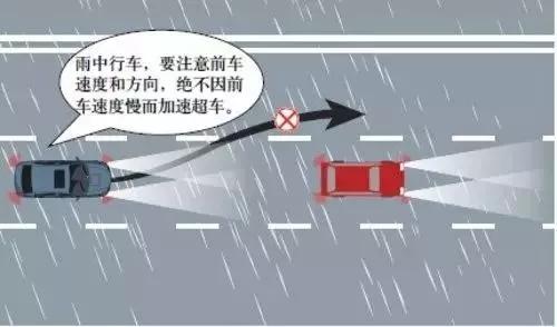 菏泽：暴雨来袭，南京路涵洞积水，两辆车被泡