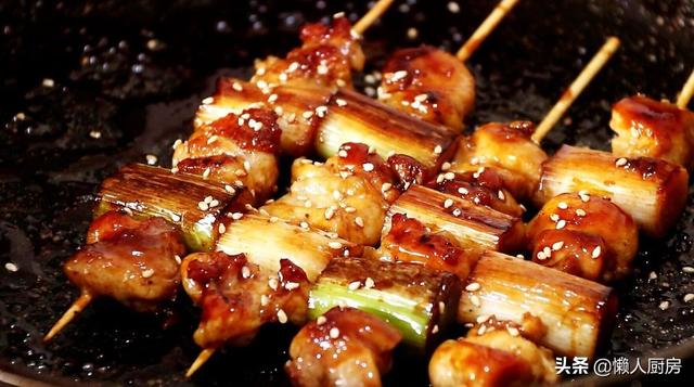 不用油炸不用烤，这是日式鸡肉串的做法，配上大葱一起吃，太香了