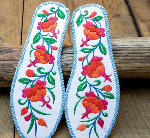 彝族美女递过来的鞋垫为何不能乱接？导游：接