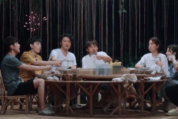 《向往4》被喷假，众人都夸炸牛奶好吃，可桌上的剩菜怎么解释？