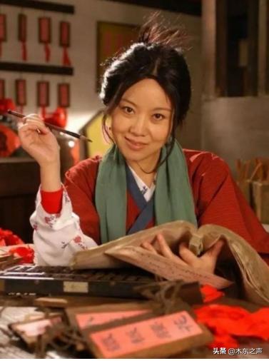 49岁闫妮减肥后身材颜值如少女，和女儿同框似姐