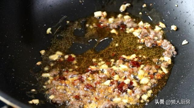 先蒸后炒，这样做出来的茄子不吸油，配上牛肉末一起炒，下饭好吃