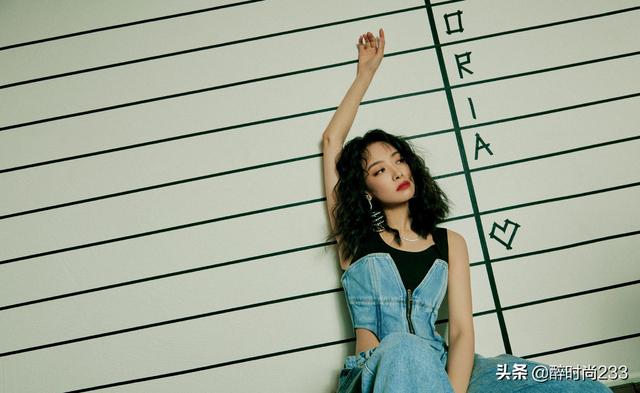 宋茜新造型又美又飒！一头蓬松卷发演绎复古港风，惊艳全场