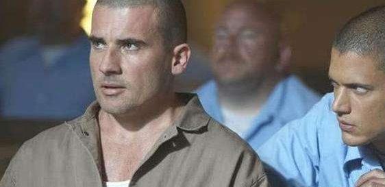 黑帮老大监狱称王，女狱警沦为“掌中”玩物，最小年仅24岁