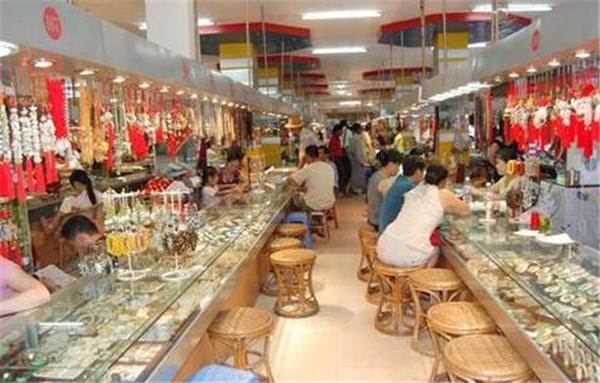 女子拿着佩戴了10年的“玉蝉”去鉴宝，专家却说她胆子真大？