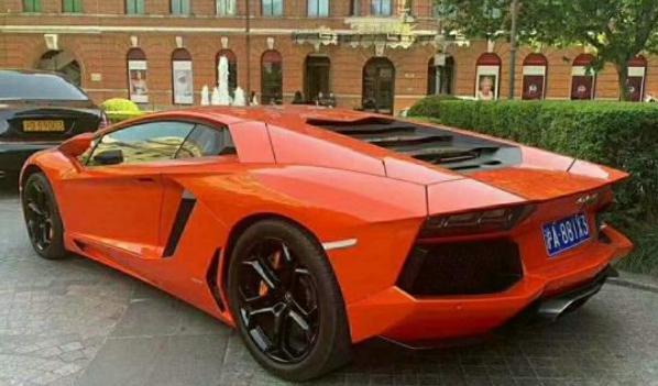 国民老公打包出售爱车，5000公里大牛折价数百万