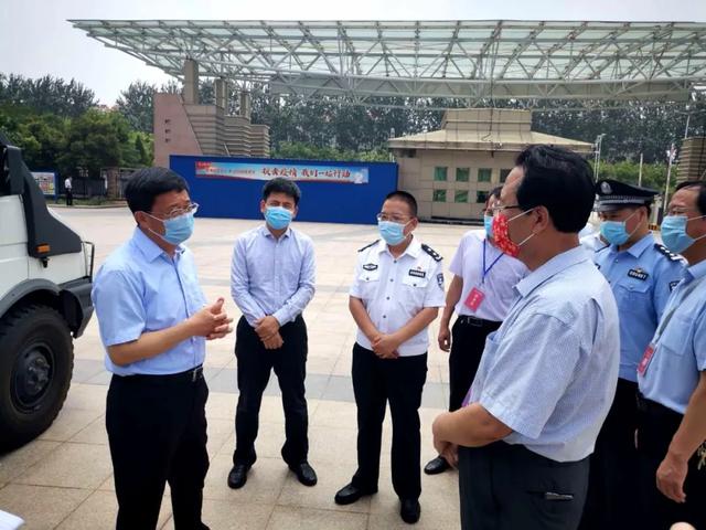 佘春明同志检查指导高考安保工作 看望慰问执勤民警辅警