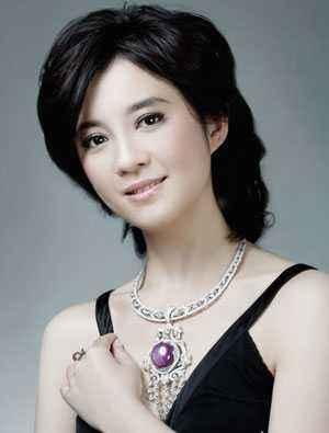 2002年，主持人许戈辉插足豪门当小三，被央视